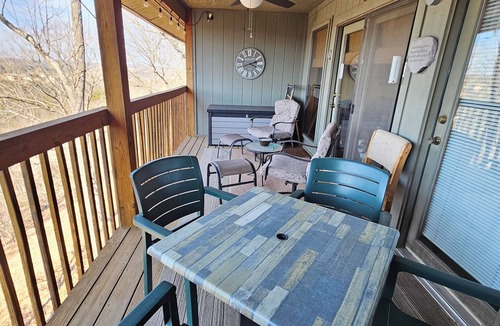 Notch Estates Condo | Cozy, Clean & Comfortable Condo, less than 2 miles to Silver Dollar City