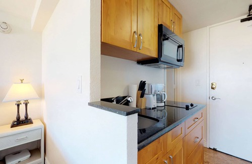 Waikiki Apartment | Cozy condo with pool, hot tub, & sauna - private lanai, ocean views