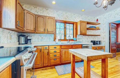 Bethlehem House | Cozy home with covered porch, & sun room - walk to shops/dining/bars