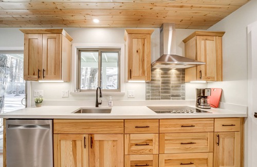 Munds Park Cabin | Deck & Fire Pit: Modern Munds Park Retreat!