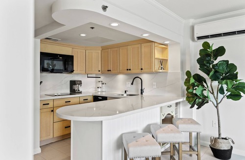 Waikiki Condo | Delightful City View 1 BDRM Condo, Cal King Bed w/Kitchen & AC at the Ilikai