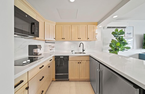 Waikiki Condo | Delightful City View 1 BDRM Condo, Cal King Bed w/Kitchen & AC at the Ilikai