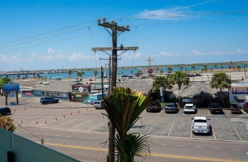 Port Aransas Apartment | Deluxe Single King Room with Sofa Bed
