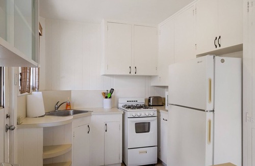 Diamond Head - Kapahulu - St. Louis Apartment | Diamond Head | Walkable | AC, WD, Kitchen, Parking