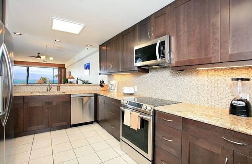 Kahana Condo | DIRECT BEACHFRONT 3BR 2BA! INCREDIBLE VIEWS! Sleeps up to 10! AC!