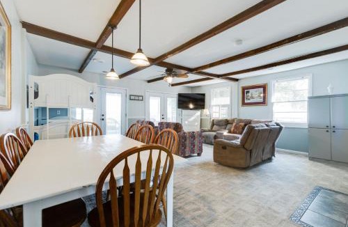 Russellville House | Dock & Fire Pit: Lakefront Bonneau Home!