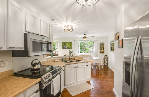 Kapoho House | Dog-friendly home near the ocean with lanai, washer/dryer, desk and Free Wifi