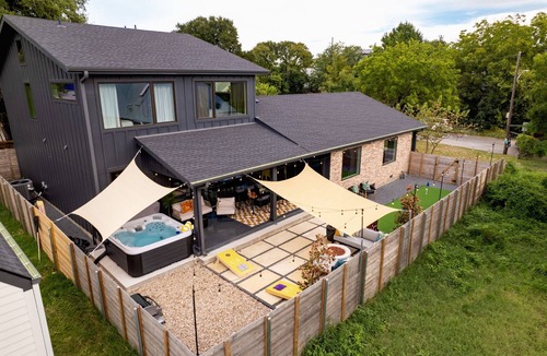 Swede Hill House | Downtown Austin Luxury Stay ★ Hot Tub Fire Pit Minigolf