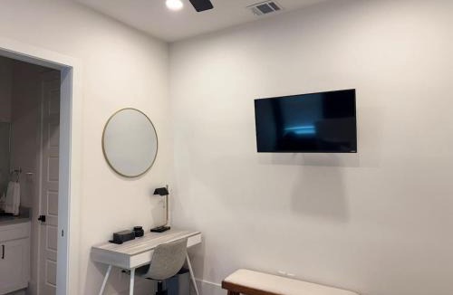 Cedars Apartment | Downtown Dallas Oasis Studio