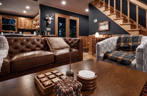 Walnut Mountain Cabin | Easy Access Mtn View Hot Tub Pool Game Room Porch Wildlife Minutes to Town