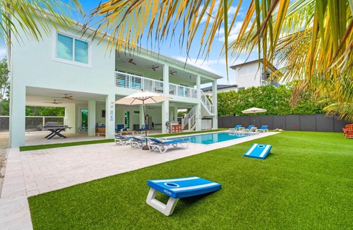 Marathon Villa | Emerald Oasis Deluxe Waterfront Gem, Heated Pool with Dock