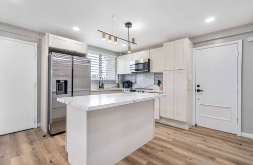 Ewa House | Ewa Beachside 3BR - Upto 6, WiFi, AC + Golf & Shop