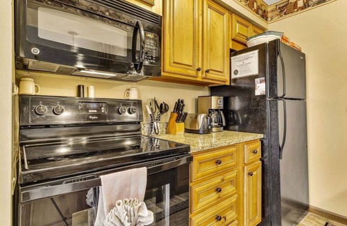 Indian Point Condo | Fantastic Lake View Condo Next Door to Silver Dollar City with Free Tickets