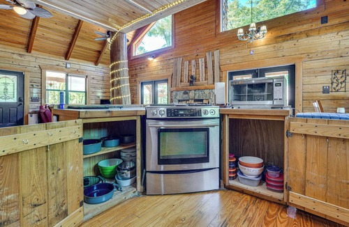 Bell Cottage | Fish & Float at Natural Springs! Log Cabin in Bell