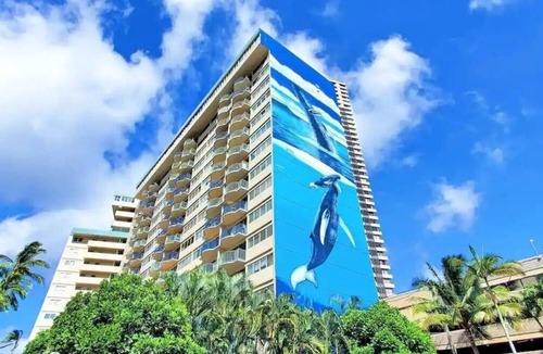 Ala Moana Apartment | FREE parking, w pool, surfboard! NEW RENO! Fits 6