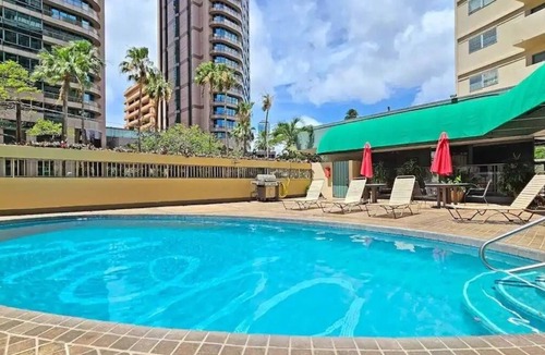 Ala Moana Apartment | FREE parking, w pool, surfboard! NEW RENO! Fits 6