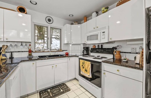Egremont House | Gilbert Ski Chalet | 3 min to Catamount!