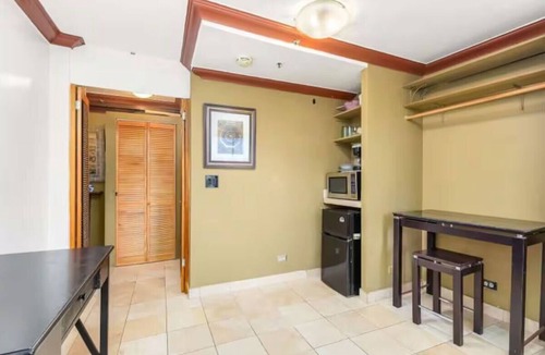 Diamond Head - Kapahulu - St. Louis Apartment | Great Corner Studio with Diamond Head & Park views, 2 mins walk to Beach!