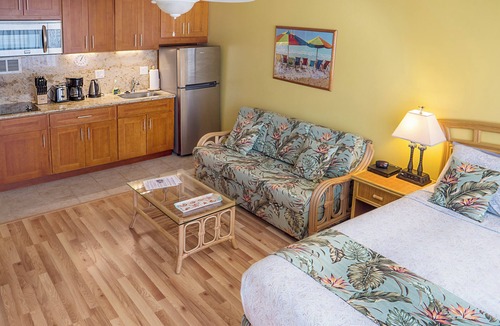 McCully - Moiliili Condo | 🤩Great location🤩 8 guests~same floor (15)~ ✅ 2 studios ✅ free parking