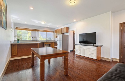 Waimanalo House | Great Price! 3800sf 7 rooms 4 baths Huge Gated House Steps from Waimanalo Beach