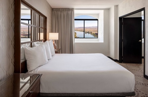 Laughlin Resort | Harrah’s Laughlin Beach Resort & Casino - A Caesars Rewards Destination