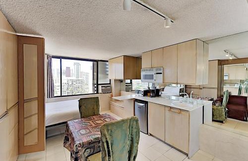 McCully - Moiliili Apartment | Hawaiian Monarch 1607 condo