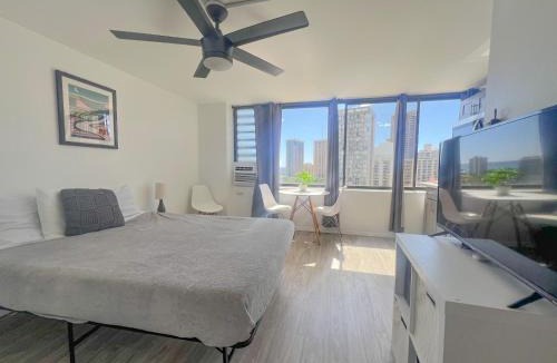 McCully - Moiliili Apartment | Hawaiian Monarch 1804 condo