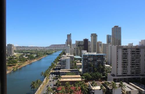 McCully - Moiliili Apartment | Hawaiian Monarch 2010 condo