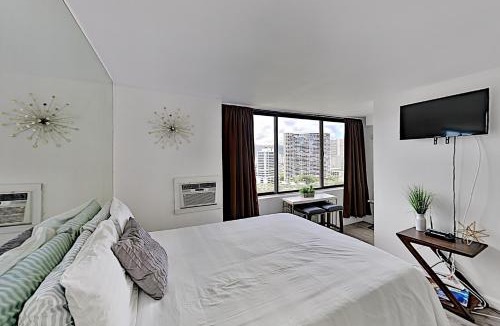 McCully - Moiliili Apartment | Hawaiian Monarch 2312 condo