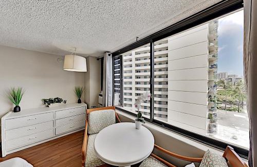 McCully - Moiliili Apartment | Hawaiian Monarch 916 condo