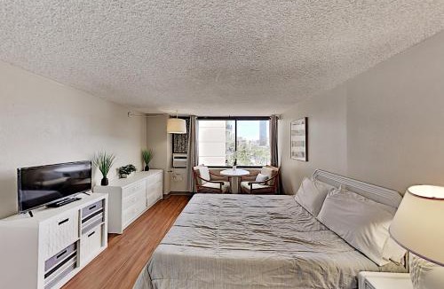 McCully - Moiliili Apartment | Hawaiian Monarch 916 condo