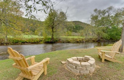 Hiawassee House | Hiawassee Riverfront Cabin: 7 Mi to Lake Chatuge!