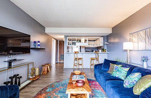 Hilo Condo | Hilo Lagoon Centre 9th floor King Bedroom Condo King Bed, POOL