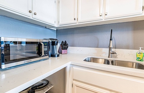 Hilo Condo | Hilo Lagoon Centre 9th floor King Bedroom Condo King Bed, POOL