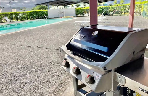 Hilo Apartment | Hilo Studio Retreat with Gorgeous Park View, AC, WiFi, Pool