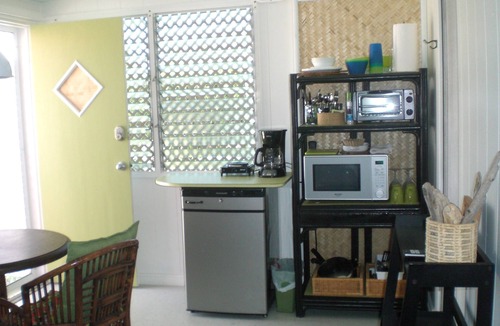 Waimanalo Apartment | If You Like Crowds, Don't Stay Here !.Sleeps 2 - Walk to Beach!