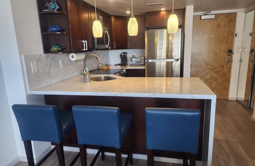 Waikiki Condo | Ilikai 1129 - Fully remodeled unit with full kitchen and spectacular ocean view
