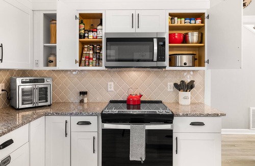 Waycross House | In town, billiard table, 6 hole golf, barbecue, pong, wet bar, free max/prime tv