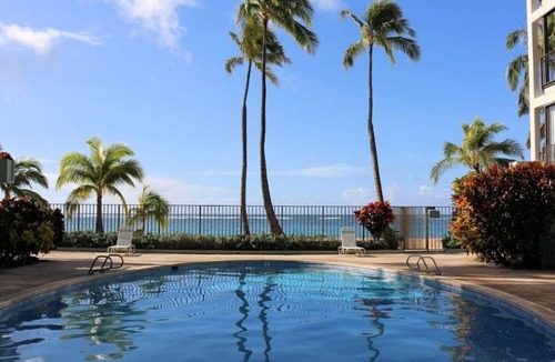 Waialae Iki Condo | Kahala Beachfront Unique Bohemian Home