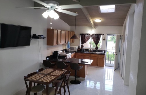 Kahala Cottage | Kahala Valley 2Bed Cottage, Sleeps 6, Quiet backyard w/peekaboo views