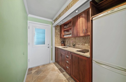 Diamond Head - Kapahulu - St. Louis Condo | Kaimana Breeze by Gather: Luxe Oceanfront Condo w/Beach & Fireworks Views