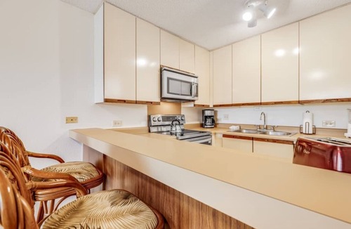 Kihei Condo | Kihei Ease Thrives! Lanai, Kitchen, AC, Laundry, WiFi+Flat Screen–Kamaole Sands 6203