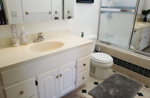 Hilo Bed & Breakfast | King room ensuite is spacious , relaxing, quiet space with a homey atmosphere.