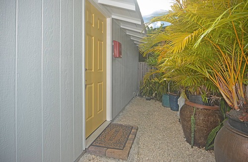 Eastern Honolulu Apartment | Kuliouou Cottage - Pet Friendly - 5 min from the beach!