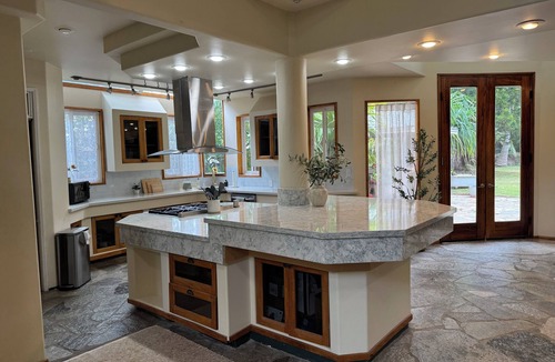 Lanikai House | Lanikai Paradise across the street from the beach with AC and Parking!