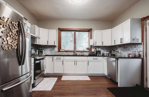 Summit - University House | Large 5BR for Groups – Sleeps 12! Stocked Kitchen