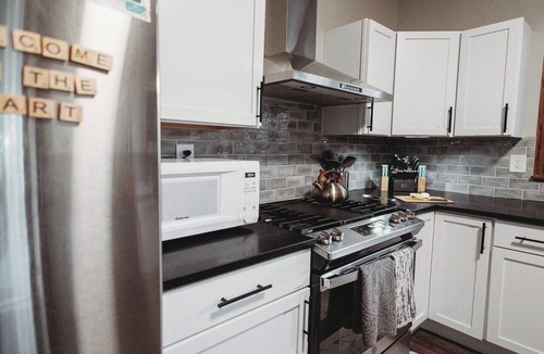 Summit - University House | Large 5BR for Groups – Sleeps 12! Stocked Kitchen