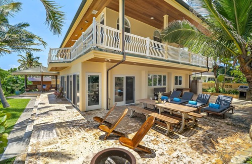 Mokuleia House | Large Family Retreat on Calm Swimming Beach, A/C