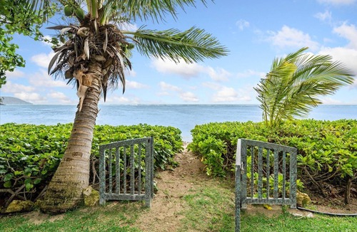 Eastern Honolulu House | Large Hawaiian Style Plantation property.
