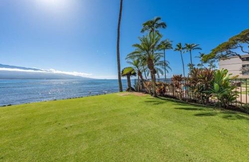 Wailuku House | Lauloa 105 · LOA 105 2BD OceanFront Getaway w AC Pool